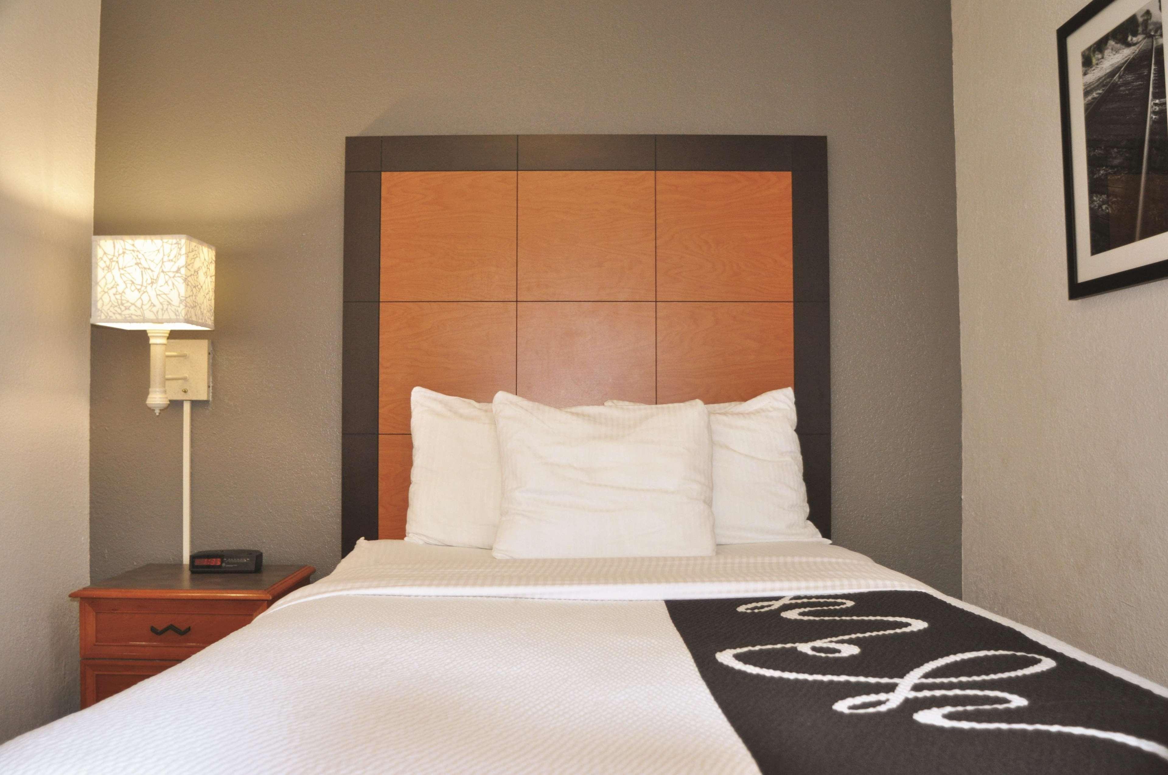 La Quinta Inn By Wyndham Dallas Uptown Exterior photo