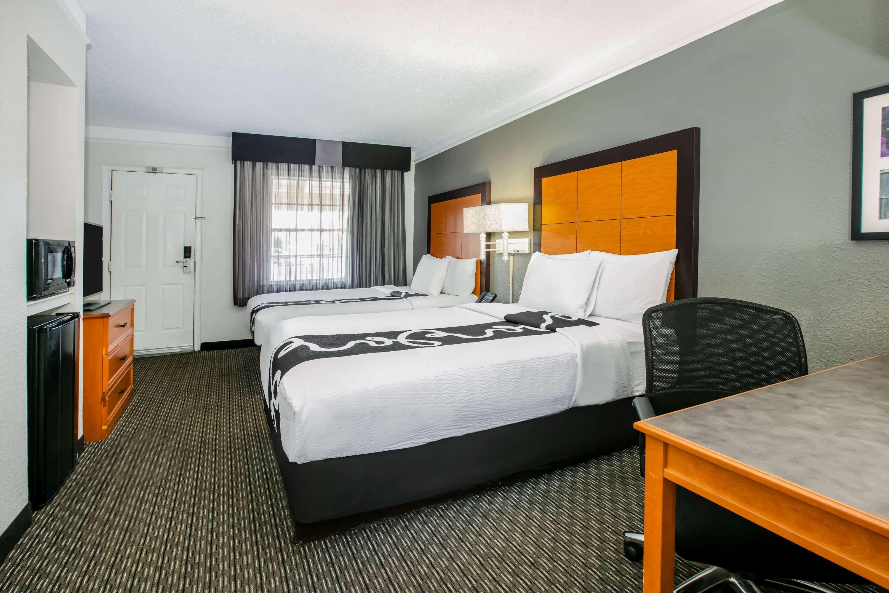 La Quinta Inn By Wyndham Dallas Uptown Exterior photo