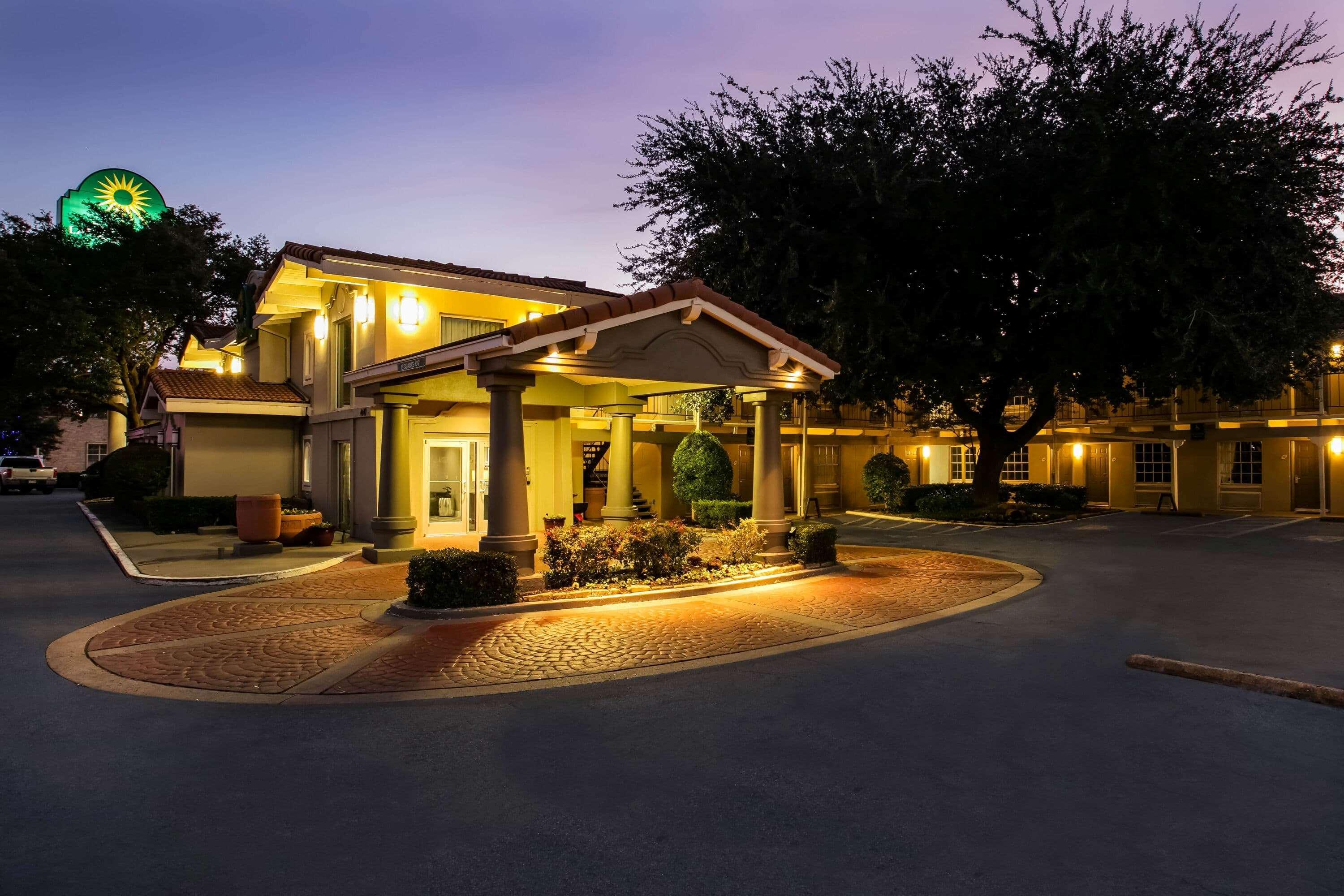 La Quinta Inn By Wyndham Dallas Uptown Exterior photo