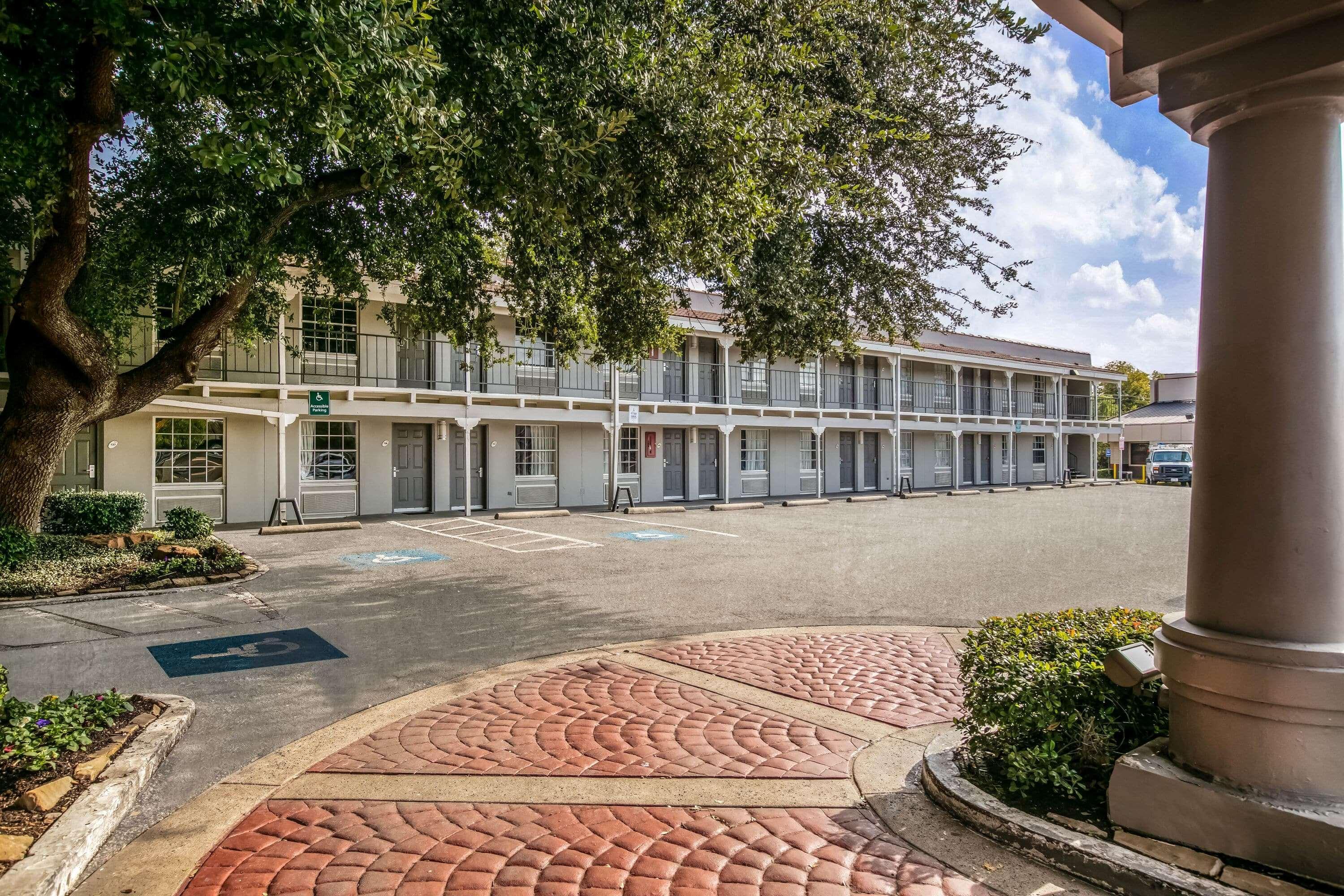 La Quinta Inn By Wyndham Dallas Uptown Exterior photo