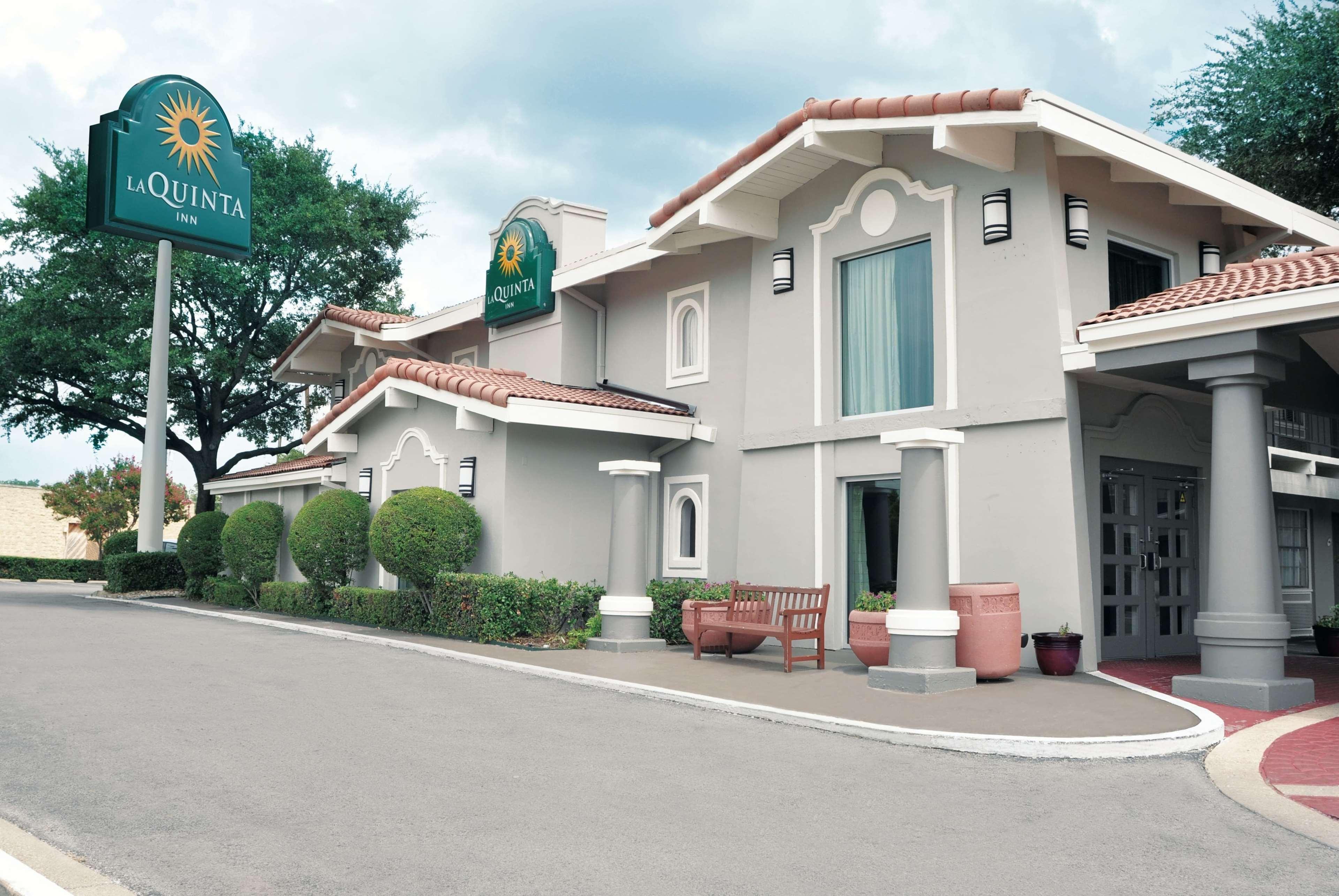La Quinta Inn By Wyndham Dallas Uptown Exterior photo