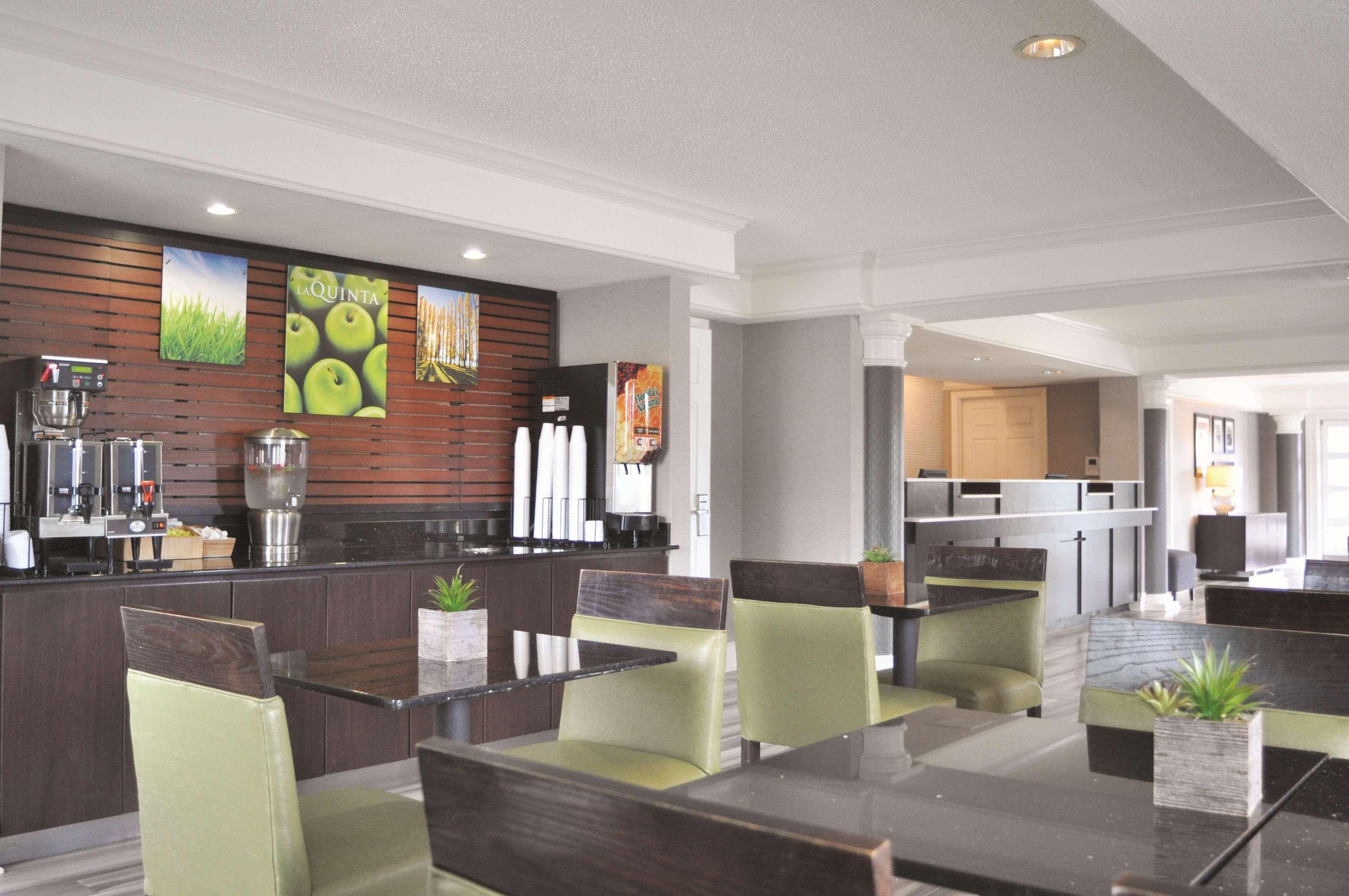 La Quinta Inn By Wyndham Dallas Uptown Exterior photo