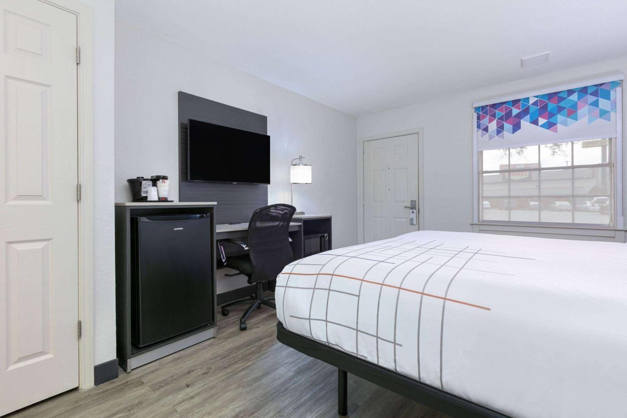 La Quinta Inn By Wyndham Dallas Uptown Exterior photo