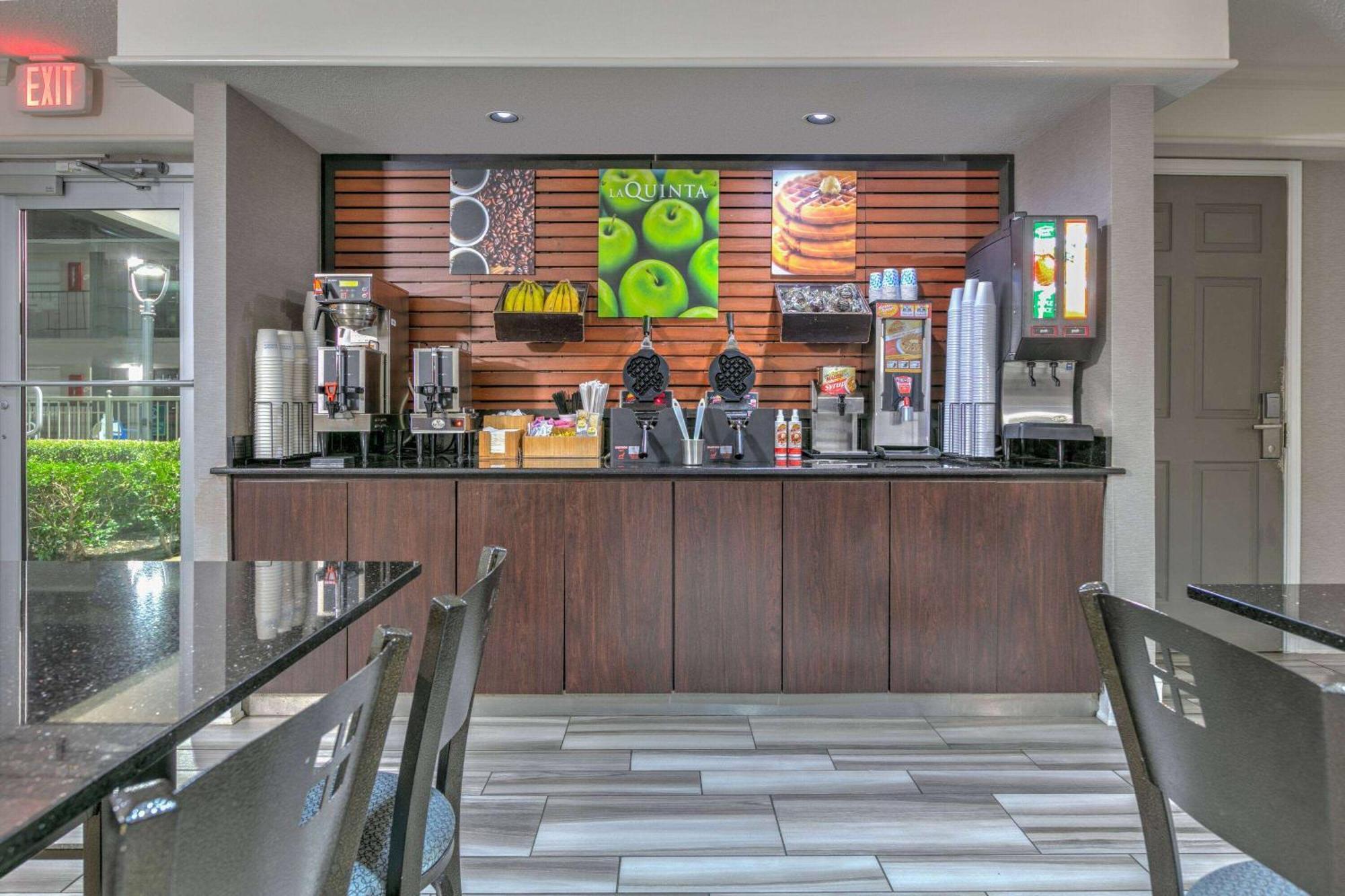 La Quinta Inn By Wyndham Dallas Uptown Exterior photo