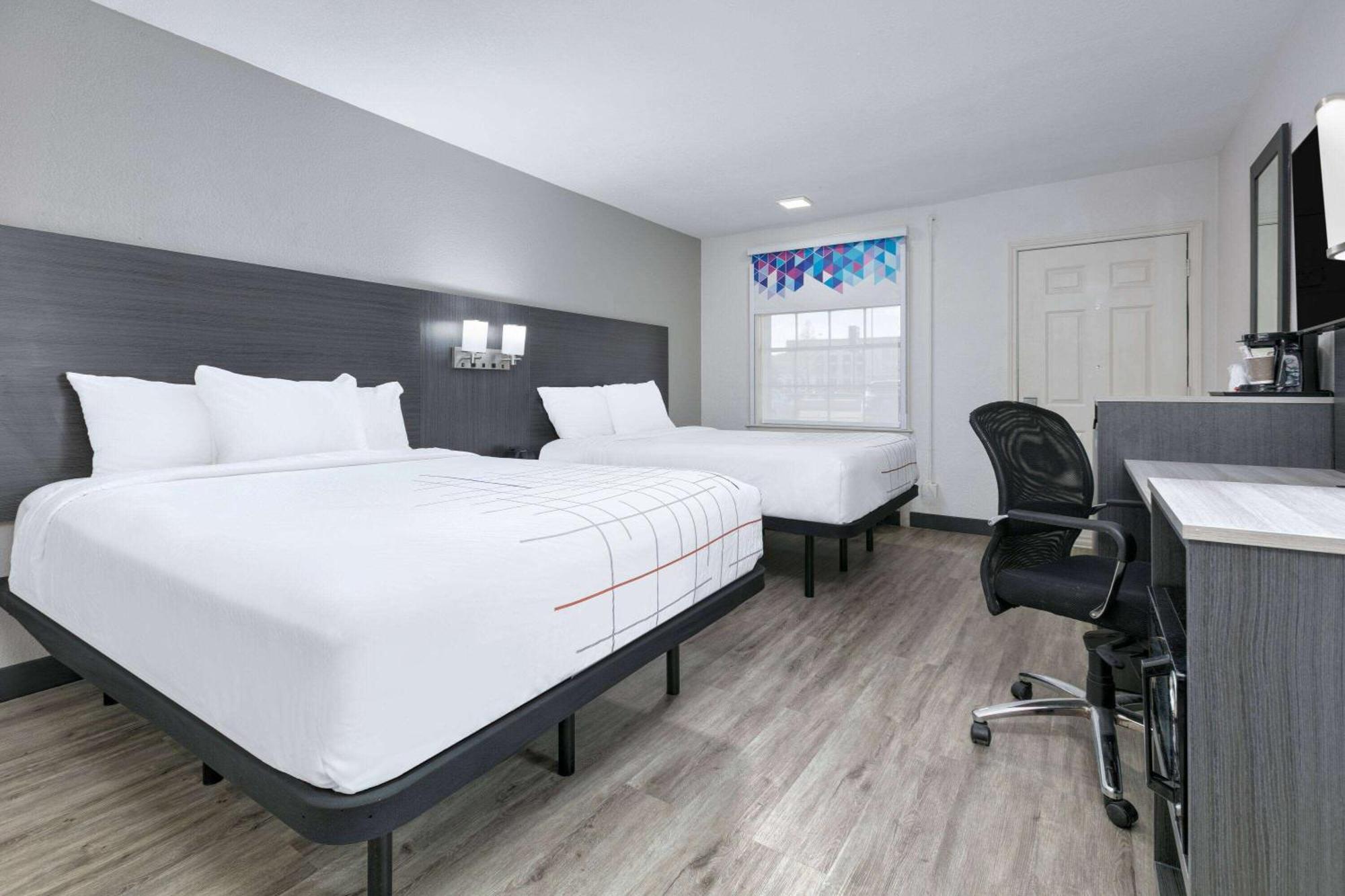 La Quinta Inn By Wyndham Dallas Uptown Exterior photo