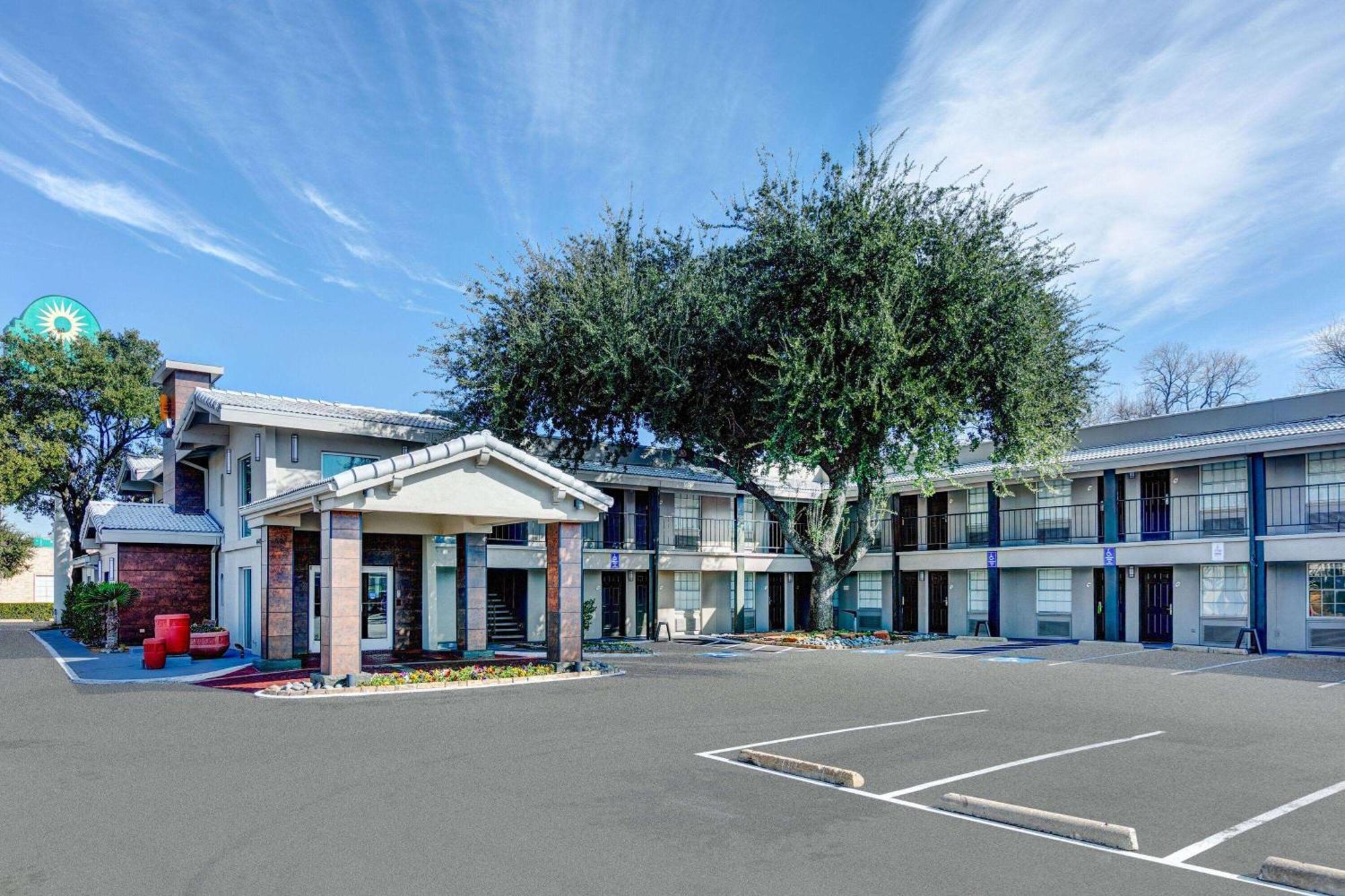 La Quinta Inn By Wyndham Dallas Uptown Exterior photo