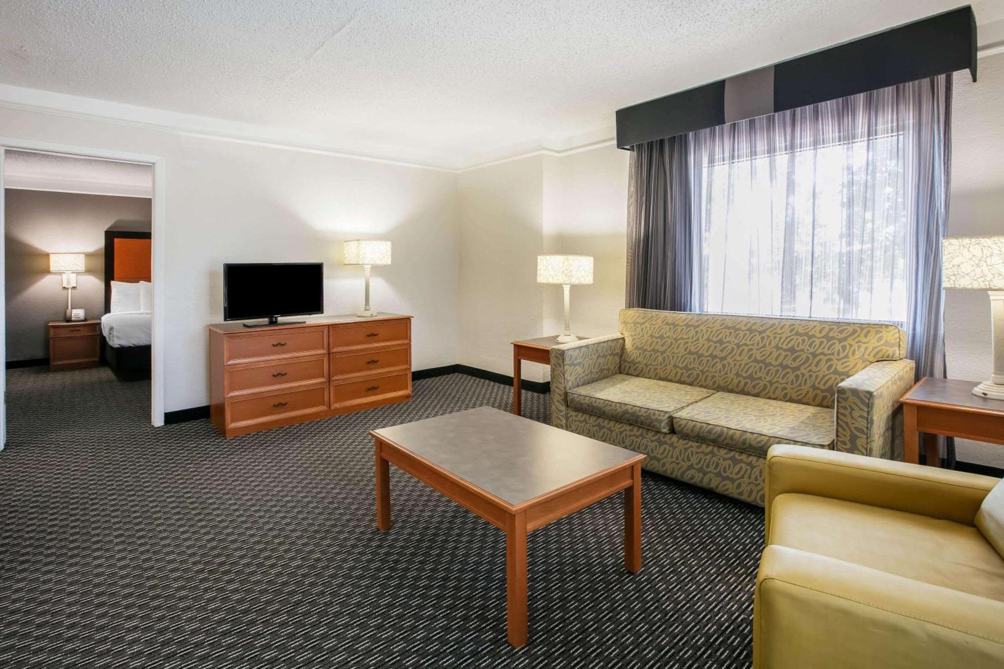 La Quinta Inn By Wyndham Dallas Uptown Room photo