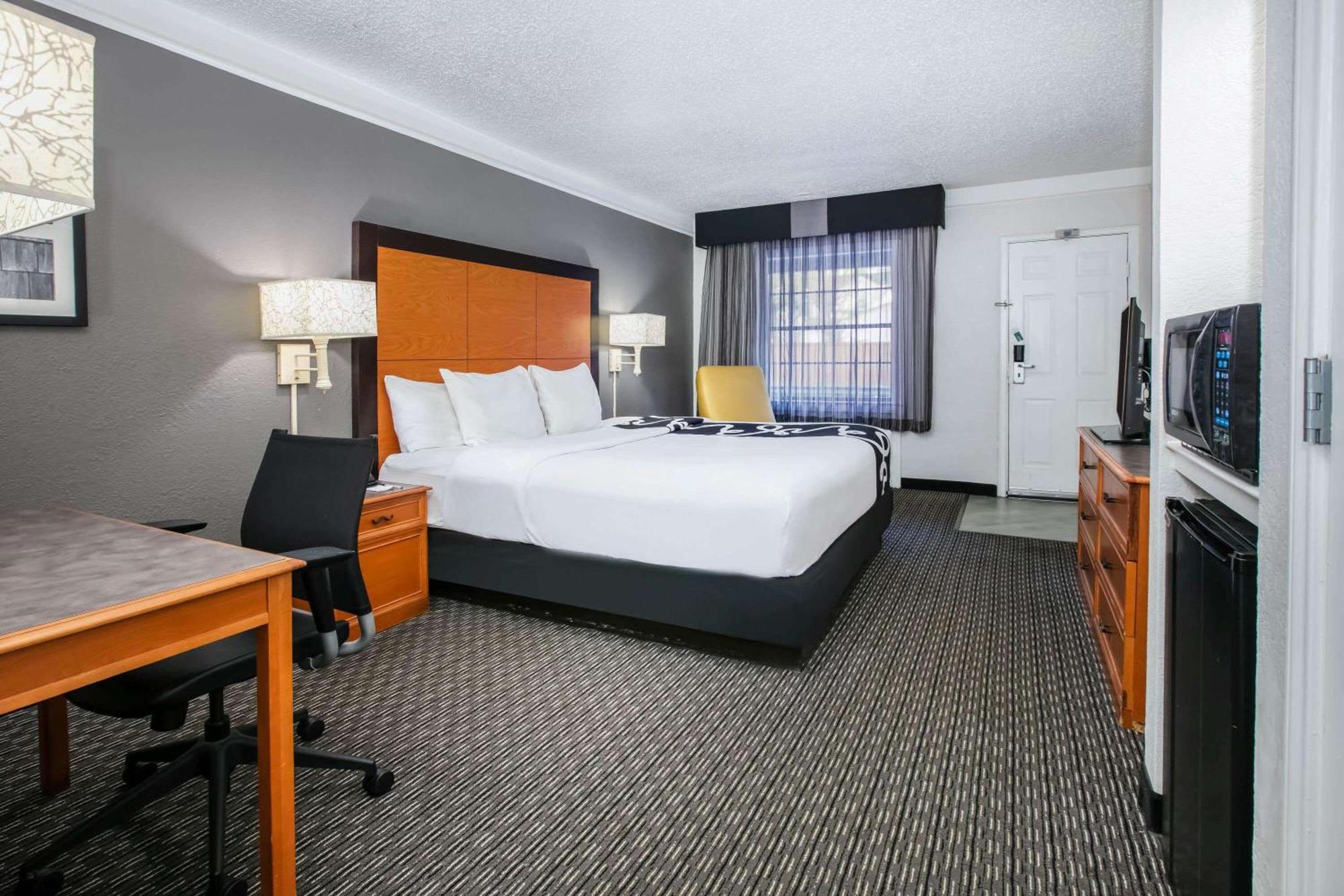 La Quinta Inn By Wyndham Dallas Uptown Room photo