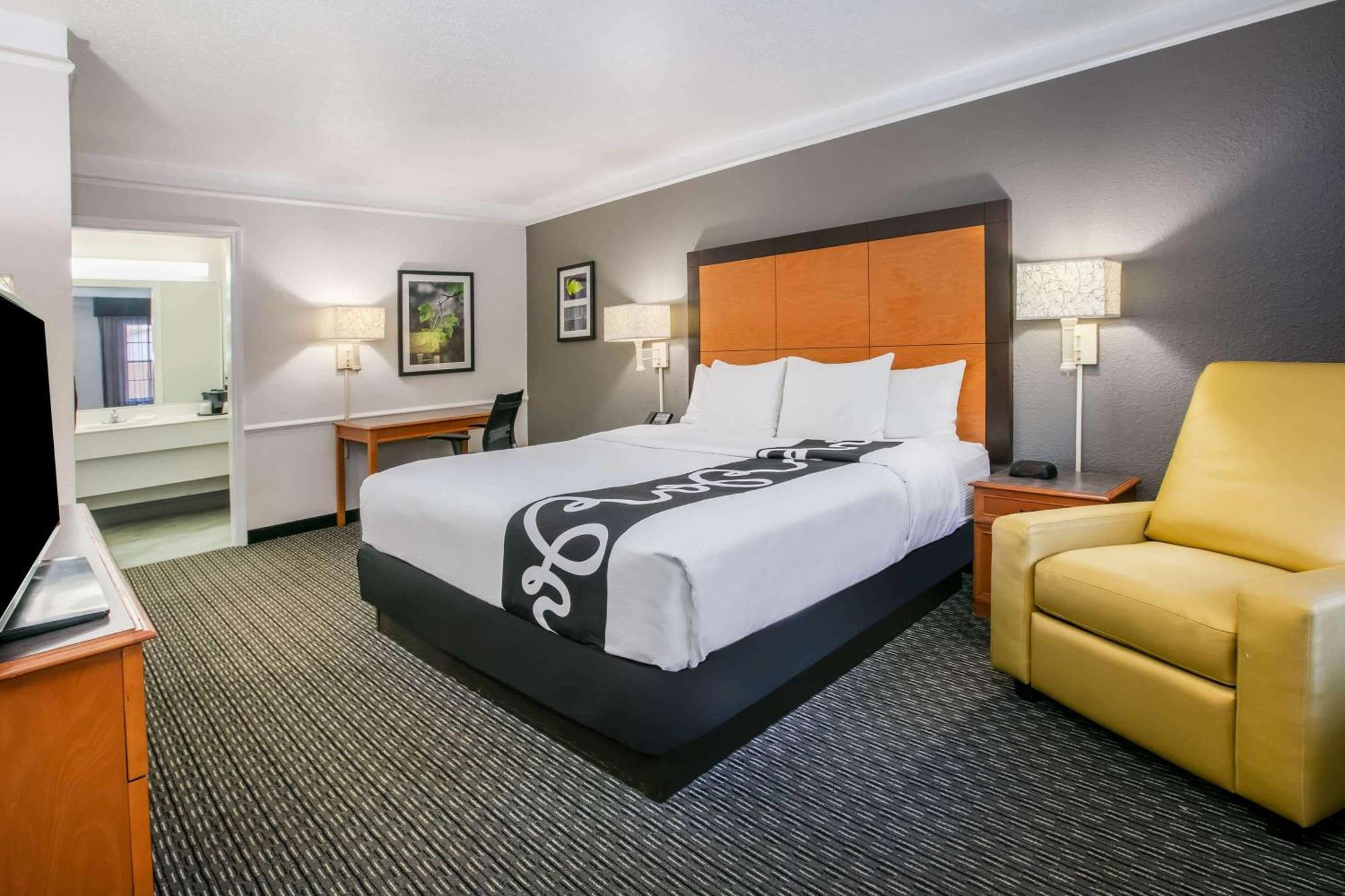 La Quinta Inn By Wyndham Dallas Uptown Room photo