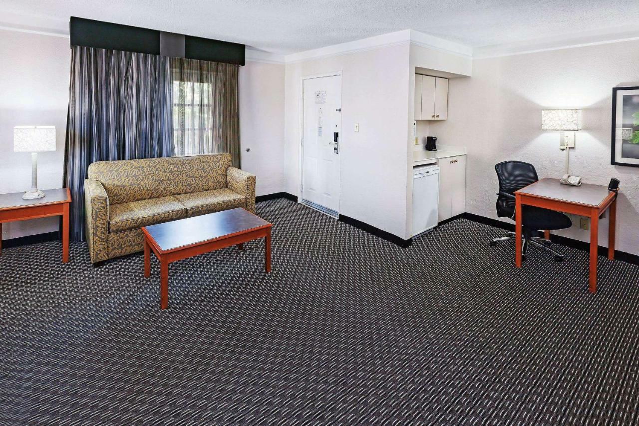 La Quinta Inn By Wyndham Dallas Uptown Exterior photo