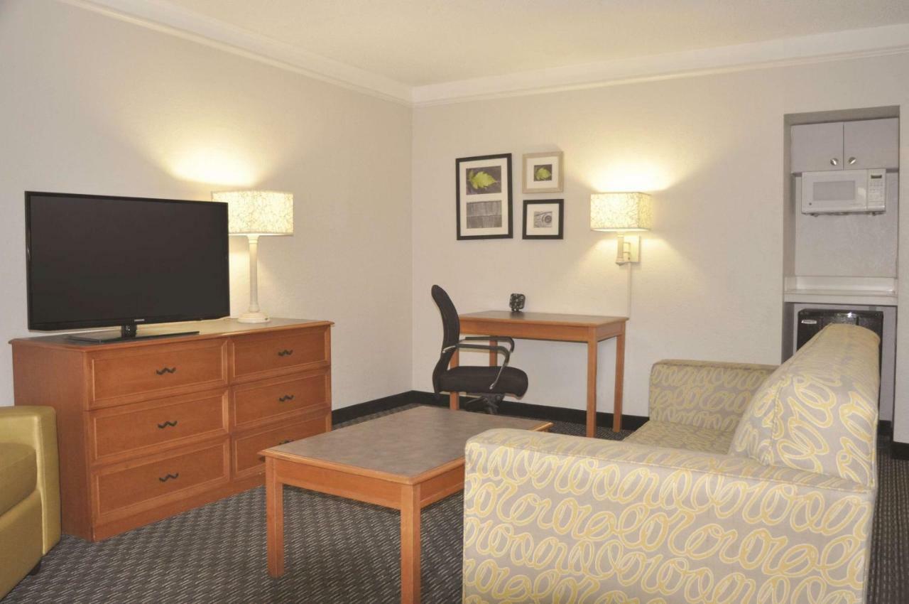 La Quinta Inn By Wyndham Dallas Uptown Exterior photo